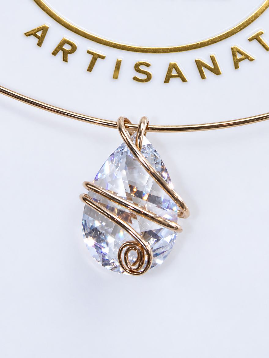 Pendentif artisanal en cristal monté sur fil doré