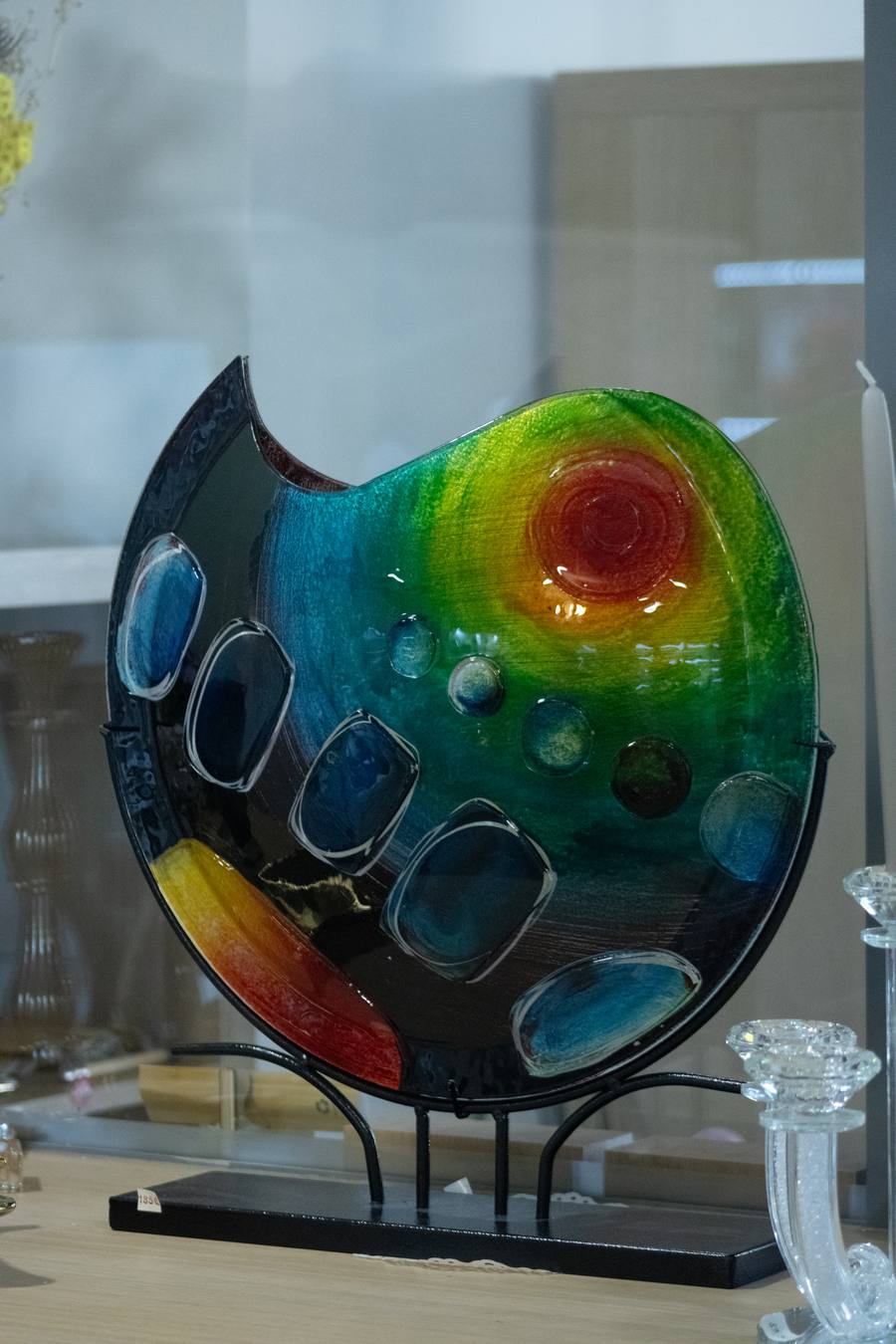 Pièce décorative en verre coloré sur son support en fer forgé